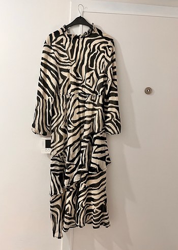 40 Beden Uzun Zebra Desenli Pilili Elbise