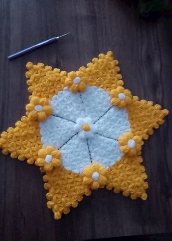 Sarı Beyaz Yıldız Desenli El Örgüsü Motif