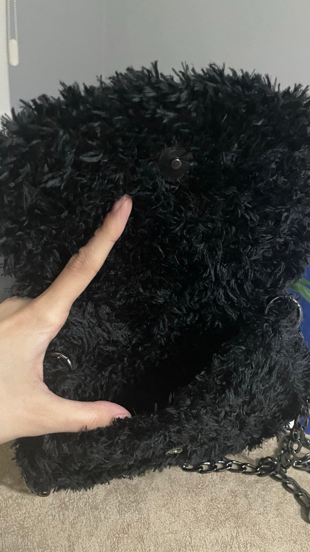 Siyah Kürklü Çanta - Görsel 2