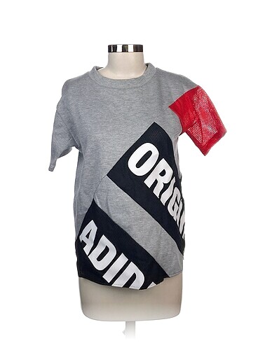 Adidas T-shirt %70 İndirimli.