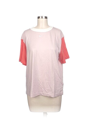 Nike T-shirt %70 İndirimli.
