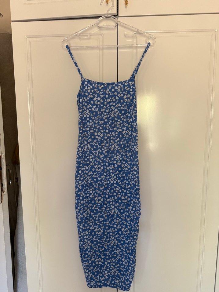 Mavi çiçekli midi boy elbise - Görsel 2
