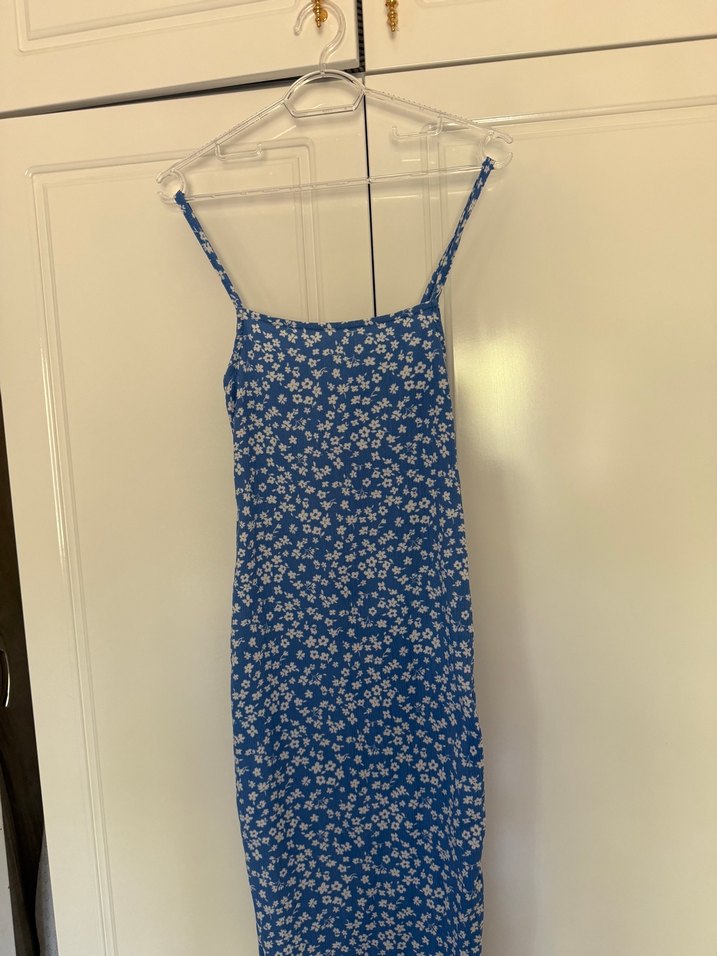 Mavi çiçekli midi boy elbise - Görsel 3