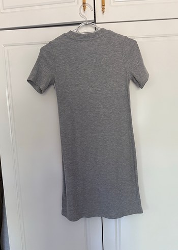 Kısa Kollu Gri Çizgili Midi Elbise - Görsel 2