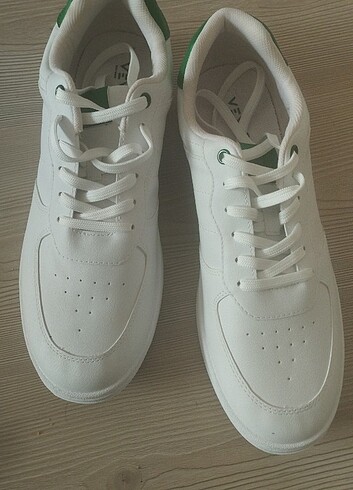 Bağcıklı yeşil beyaz ayakkabı