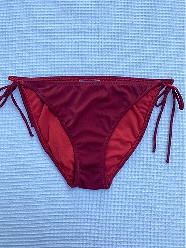 Bordo bikini altı
