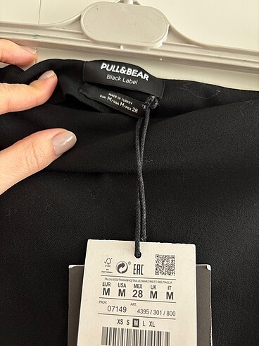 m Beden Pull&Bear siyah yırtmaçlı etek