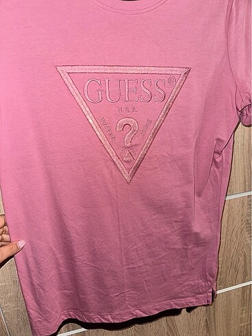 guess tshirt