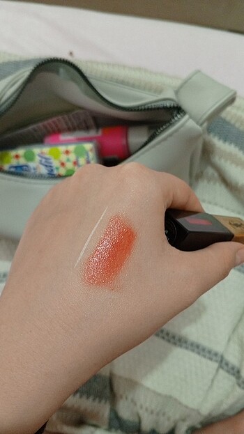 Beden kırmızı Renk Yves saint Laurent likit ruj gloss
