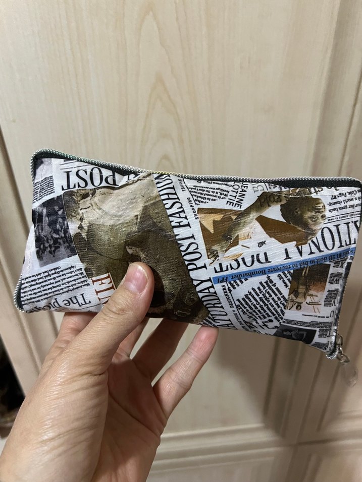 Gazete Desenli Fermuarlı Kadın Portföy Çanta - Görsel 2