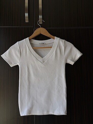 Beyaz V yaka fitilli T-shirt