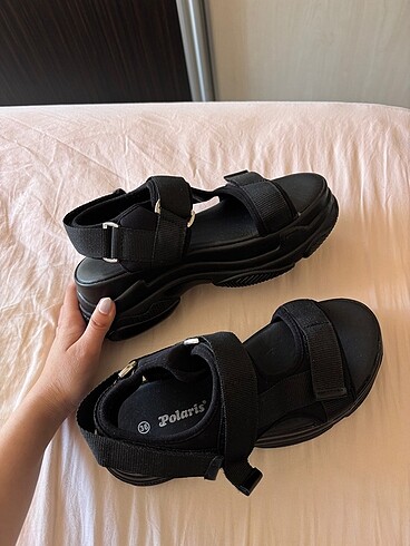 kadın siyah dolgu topuklu spor sandalet