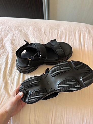Polaris kadın siyah dolgu topuklu spor sandalet