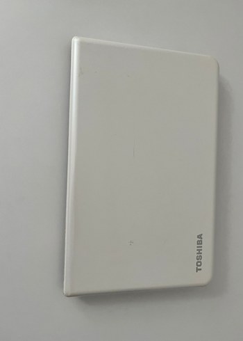 Beyaz Toshiba laptop