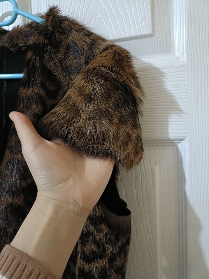 Leopar Desenli Kahverengi Kürklü Süet Yelek - Görsel 3