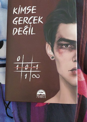 Kimse Gerçek Değil - Martı Yayınları