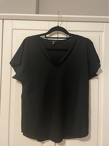 Mavi jeans, v-yaka basic tshirt