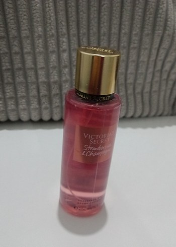 Victoria's Secret  şeker ve çicek kokusu vücut spreyi - Görsel 2