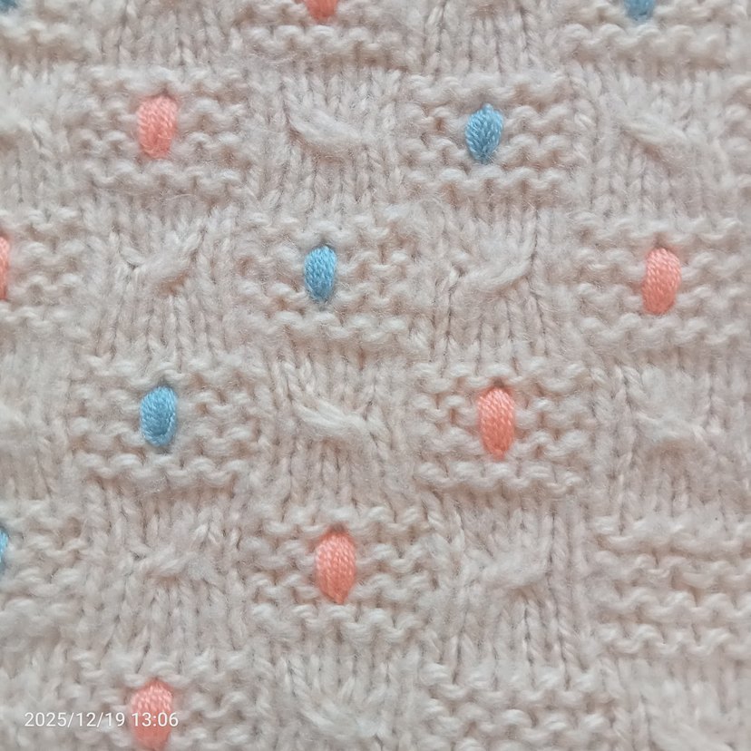 Nakışlı Kız bebek  el örgüsü battaniye - Görsel 4