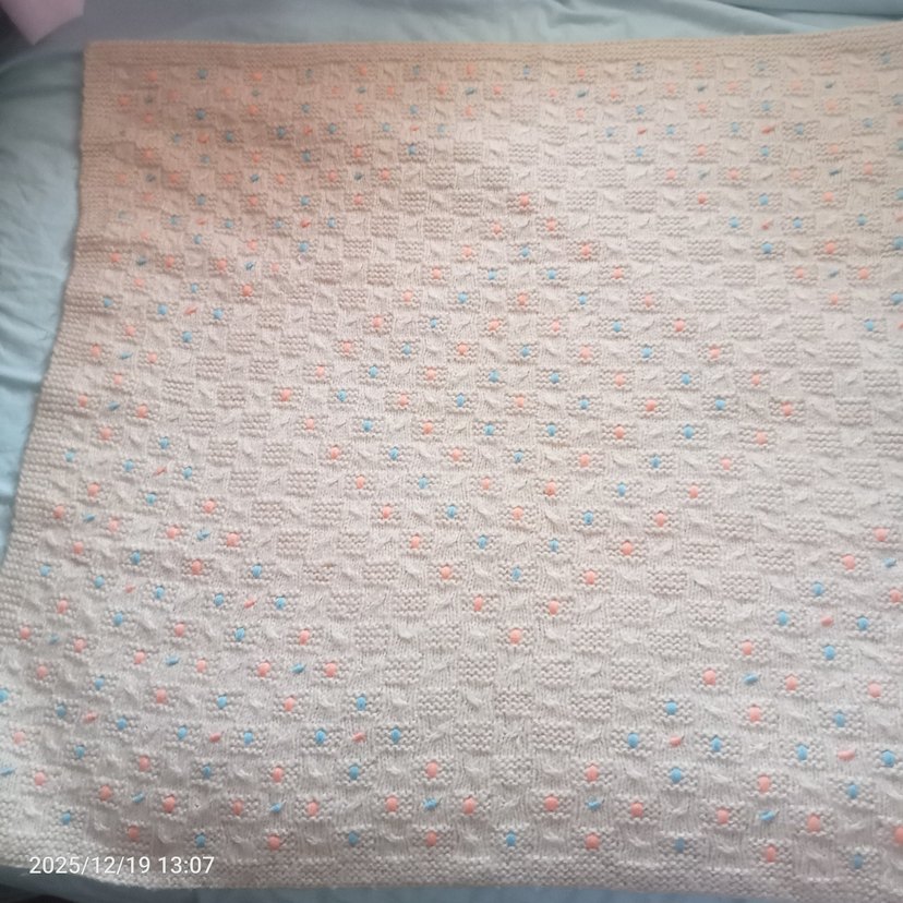 Nakışlı Kız bebek  el örgüsü battaniye - Görsel 5