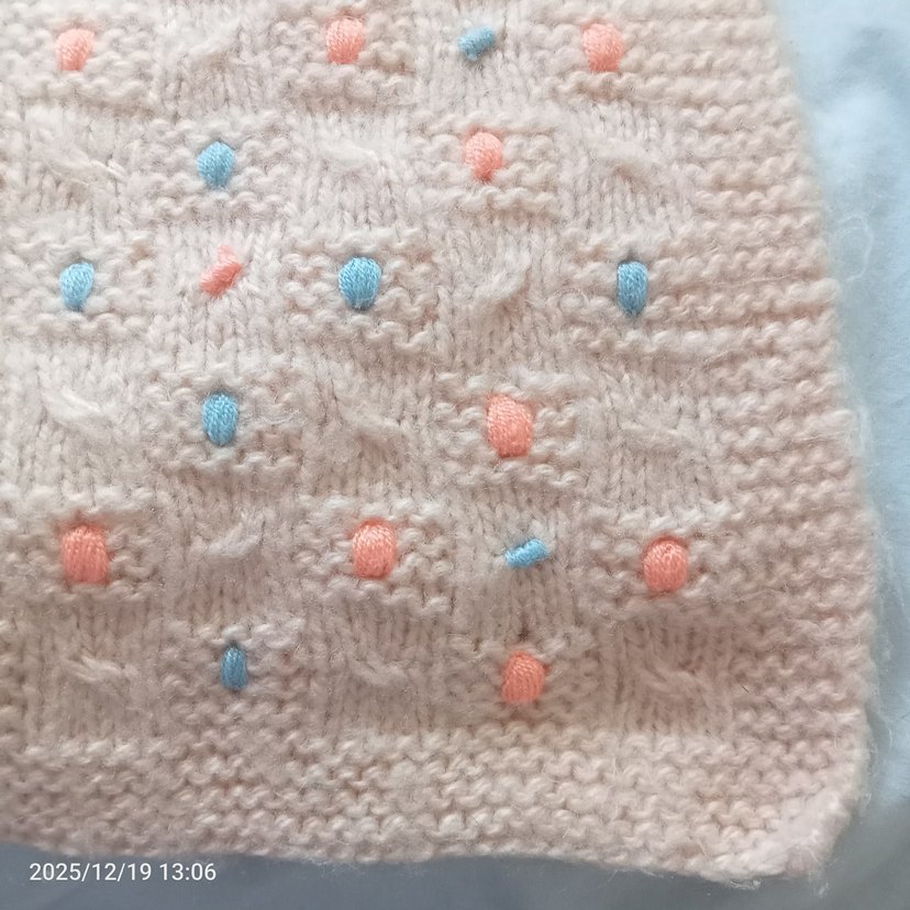 Nakışlı Kız bebek  el örgüsü battaniye - Görsel 3