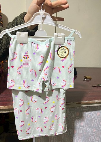 Kız Çocuk Desenli Düğmeli Askılı Üst - Görsel 2