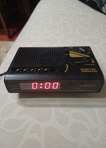 Masa saatli sıfıra yakın radyo