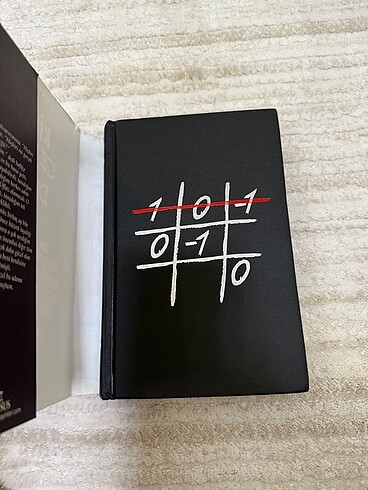 Kimse Gerçek Değil Zeynep Sey - Görsel 2