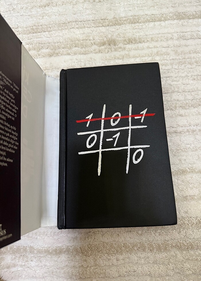 Kimse Gerçek Değil Zeynep Sey - Görsel 2