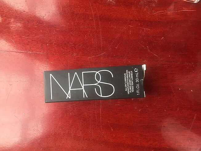 NARS açık renk fondöten alana allık hediye