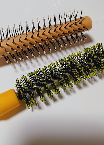 Sarı Saplı ve Ahşap Saç Fırçası Seti