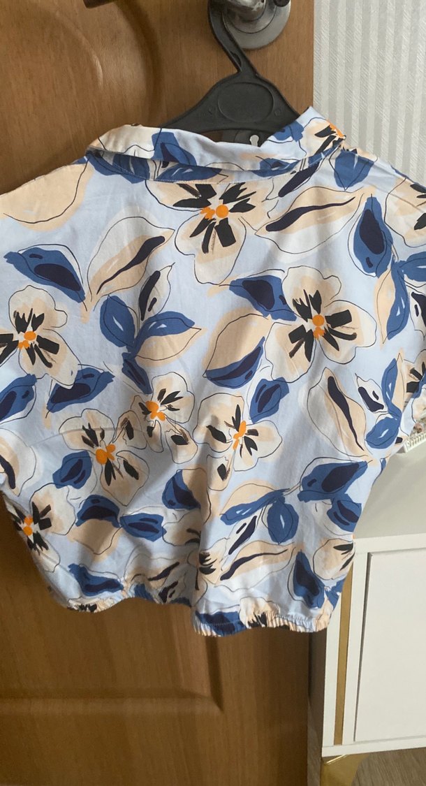 Mavi Çiçek Desenli Bağlamalı Kadın Gömlek - Görsel 3