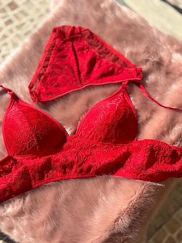 Bralet kırmızı sütyen takımı