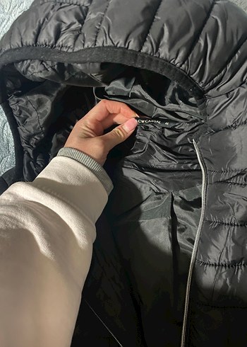 Siyah Kapüşonlu Kadın Mont - Görsel 2