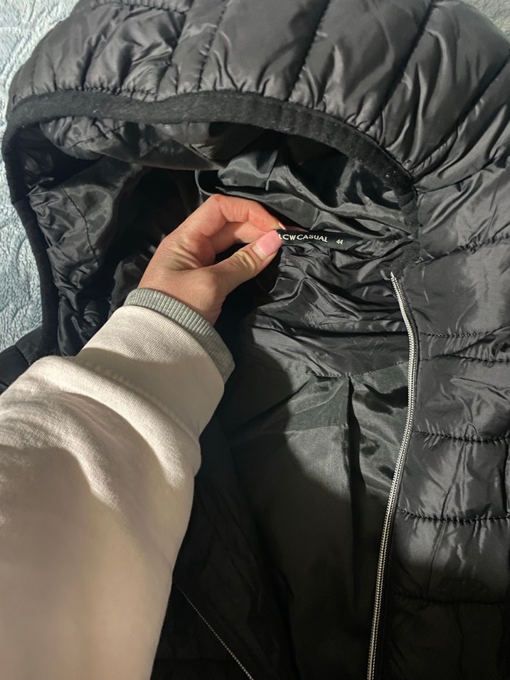 Siyah Kapüşonlu Kadın Mont - Görsel 2