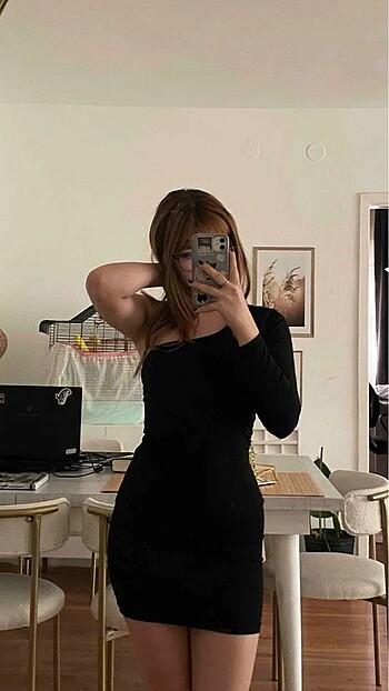 Siyah tek omuz elbise