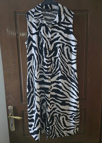 42 Beden Düğmeli Zebra Desenli Kolsuz Elbise