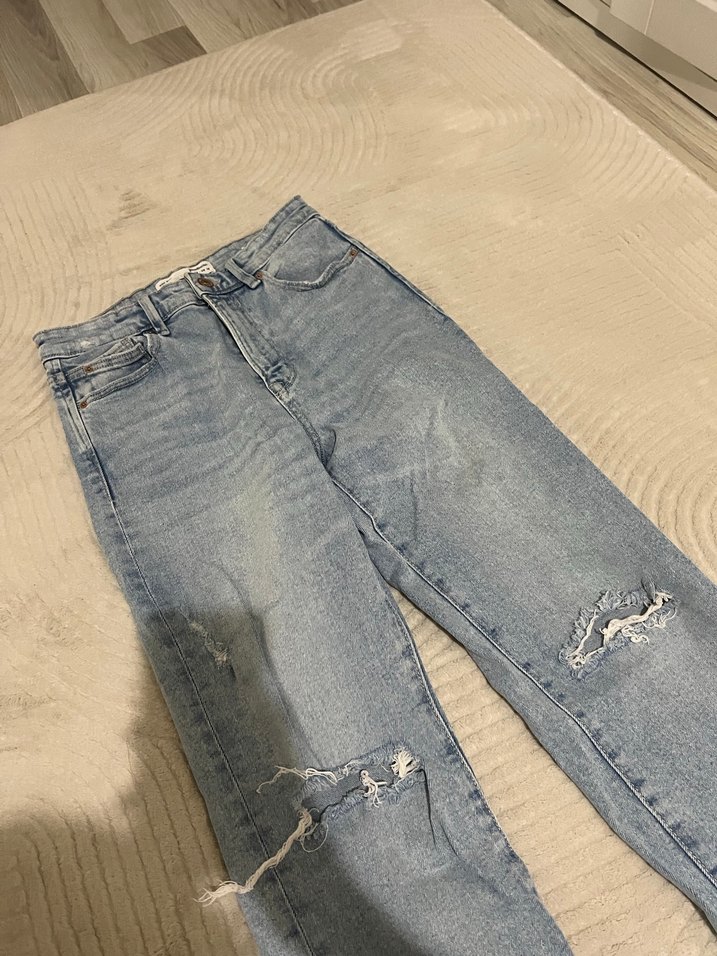 Stradivarius Mom Slim Yırtık jean - Görsel 3