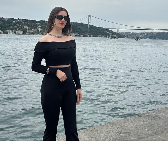 LC Waikiki Siyah omzu açık bluz