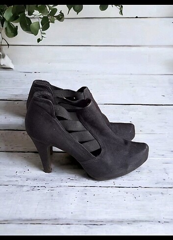 Nine West Siyah lastikli topuklu ayakkabı