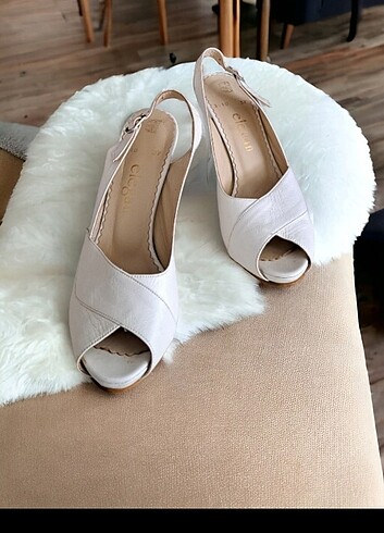 Zara Beyaz hakiki deri topuklu sandalet
