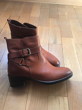 Massimo Dutti, hakiki deri bot. Kalıbı rahat ve geniş, ayağınızı