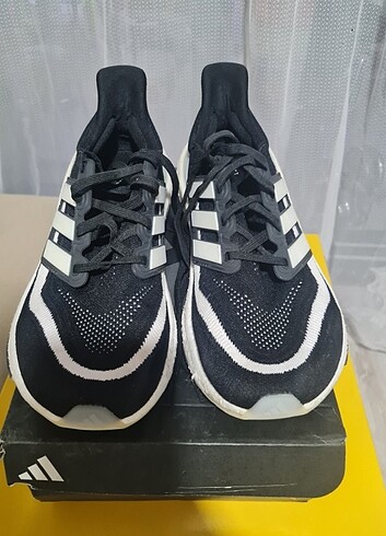 ADİDAS ERKEK KOŞU 42 NUMARA ULTRA BOOST 21