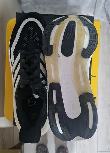 42 Beden siyah Renk ADİDAS ERKEK KOŞU 42 NUMARA ULTRA BOOST 21