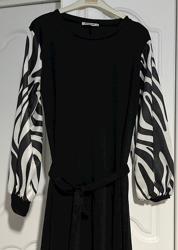 Zebra Desenli Kemerli Siyah Uzun Elbise - Görsel 2