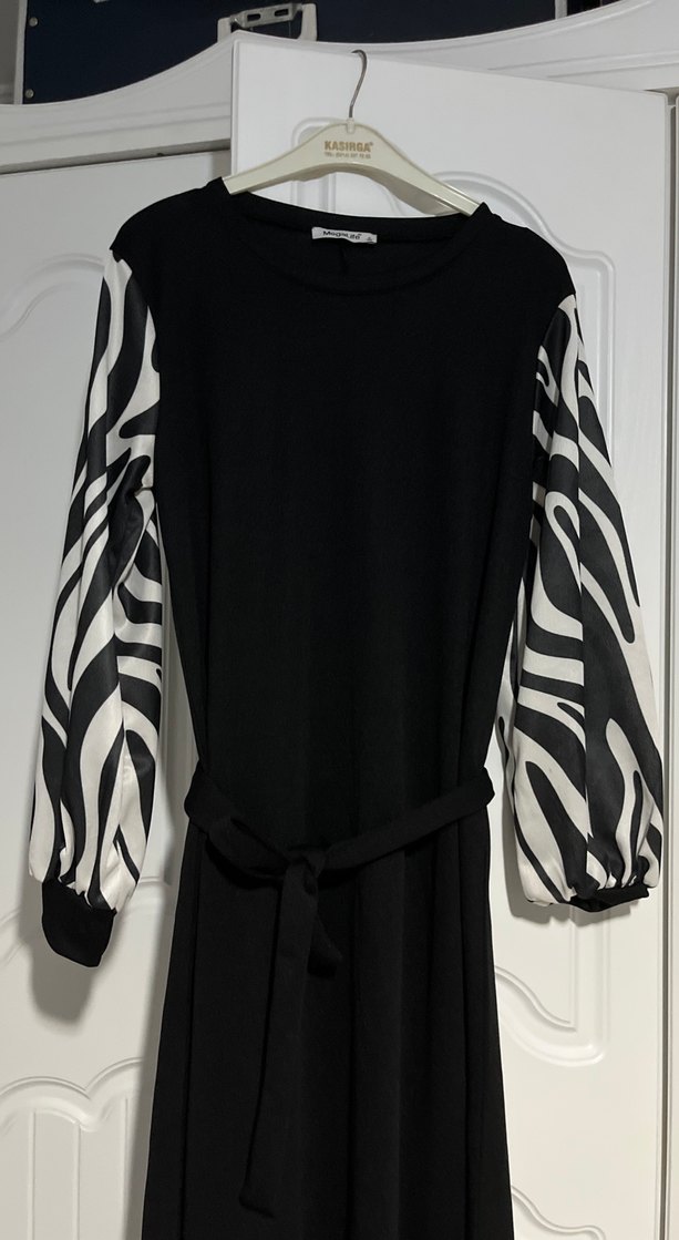 Zebra Desenli Kemerli Siyah Uzun Elbise - Görsel 2