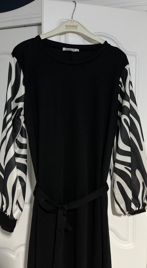 Zebra Desenli Kemerli Siyah Uzun Elbise - Görsel 3