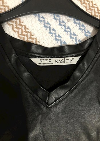 Deri Siyah V Yaka Kısa Kollu Bluz - Görsel 2