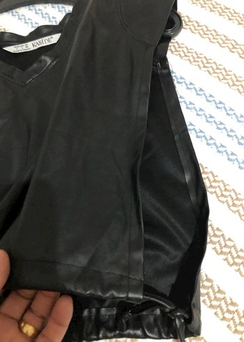 Deri Siyah V Yaka Kısa Kollu Bluz - Görsel 4