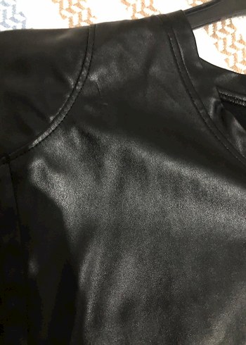 Deri Siyah V Yaka Kısa Kollu Bluz - Görsel 3